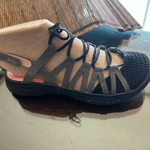 Jambu brand new in box . Size 8